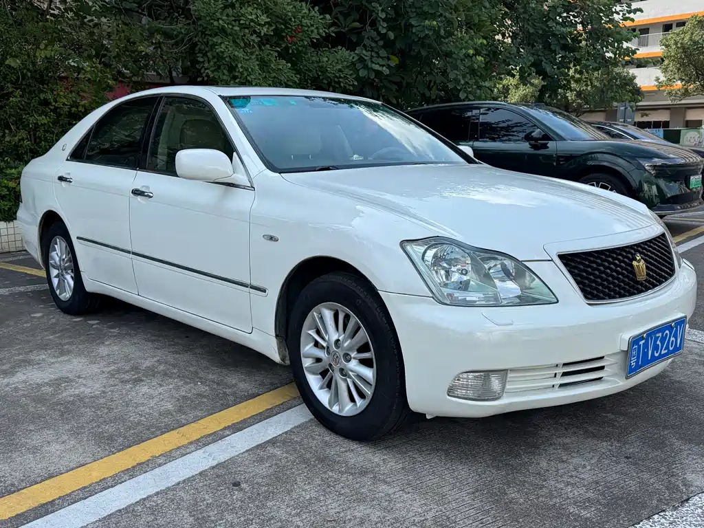 Toyota Crown — миниатюра 3