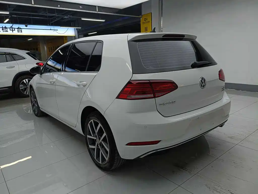 VOLKSWAGEN GOLF