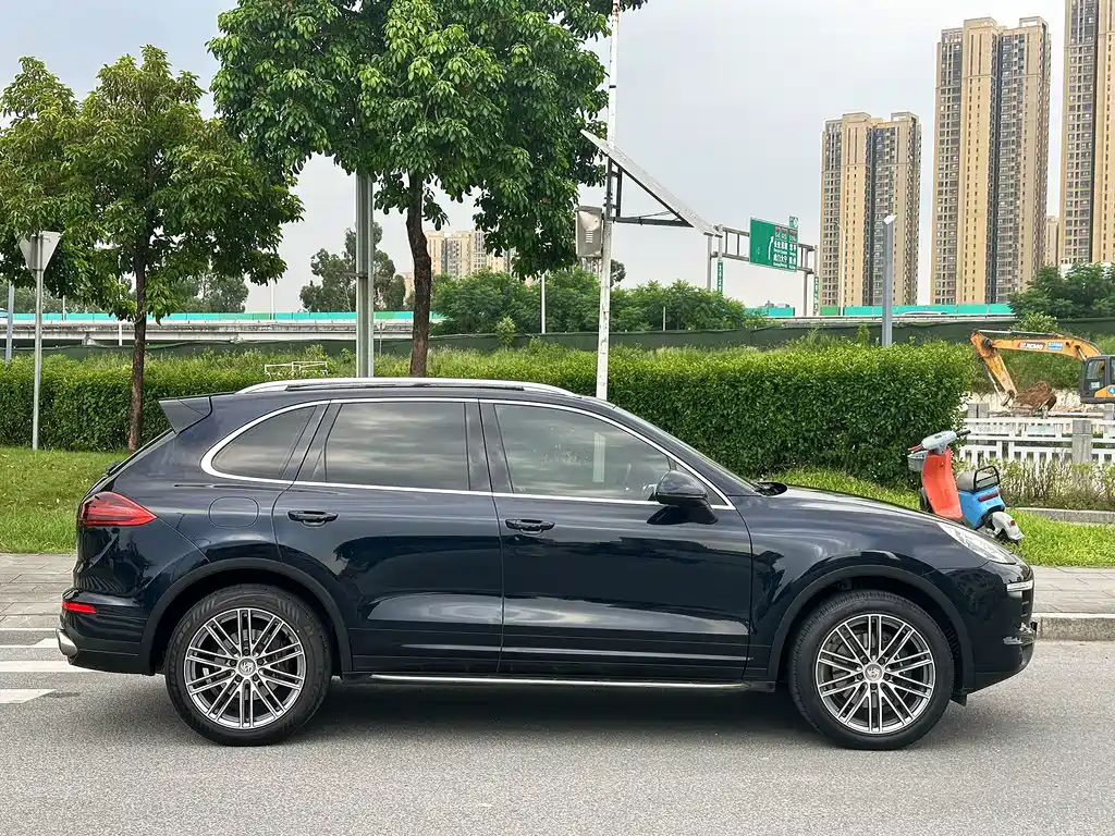 Porsche Cayenne — миниатюра 7