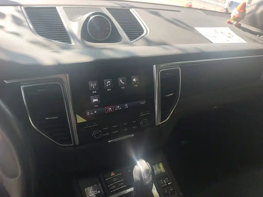 Porsche Macan — миниатюра 9