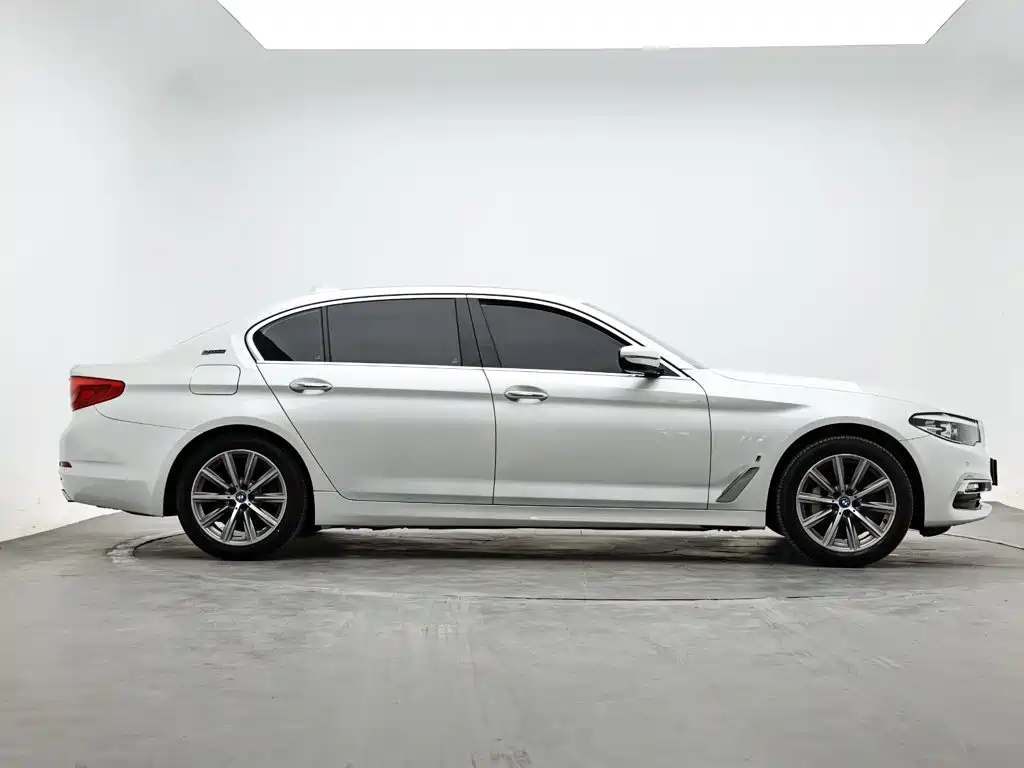 BMW 5 Series New Energy — миниатюра 5