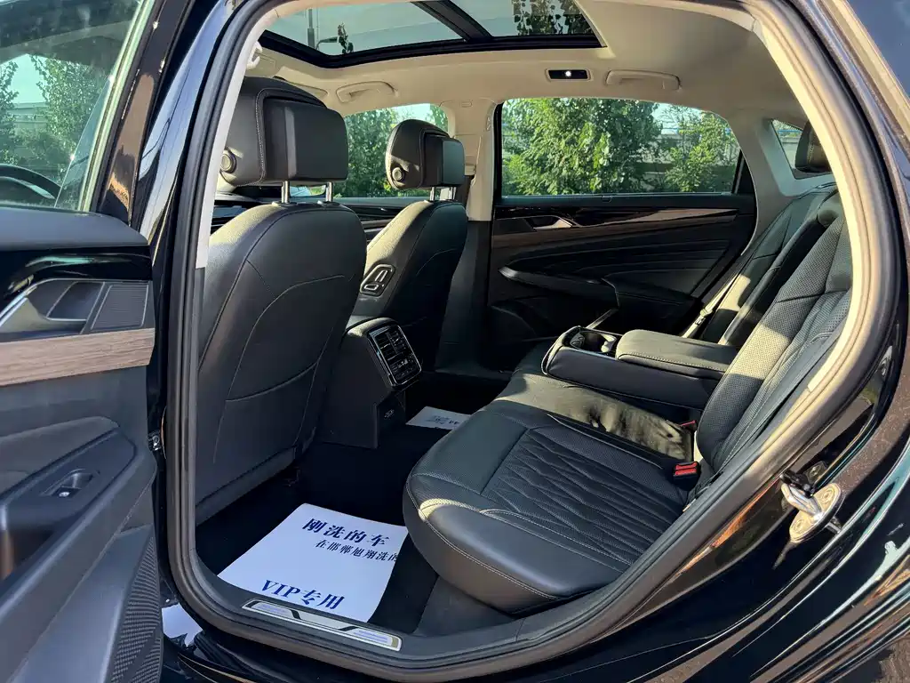 Volkswagen Passat PHEV — миниатюра 10
