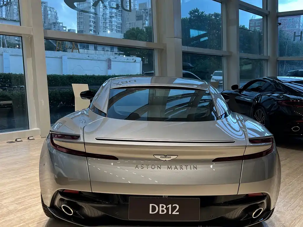 Aston Martin DB12 — миниатюра 10
