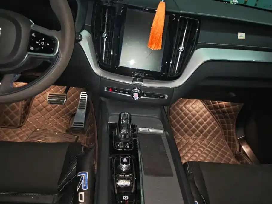 Volvo XC60 PHEV — миниатюра 16