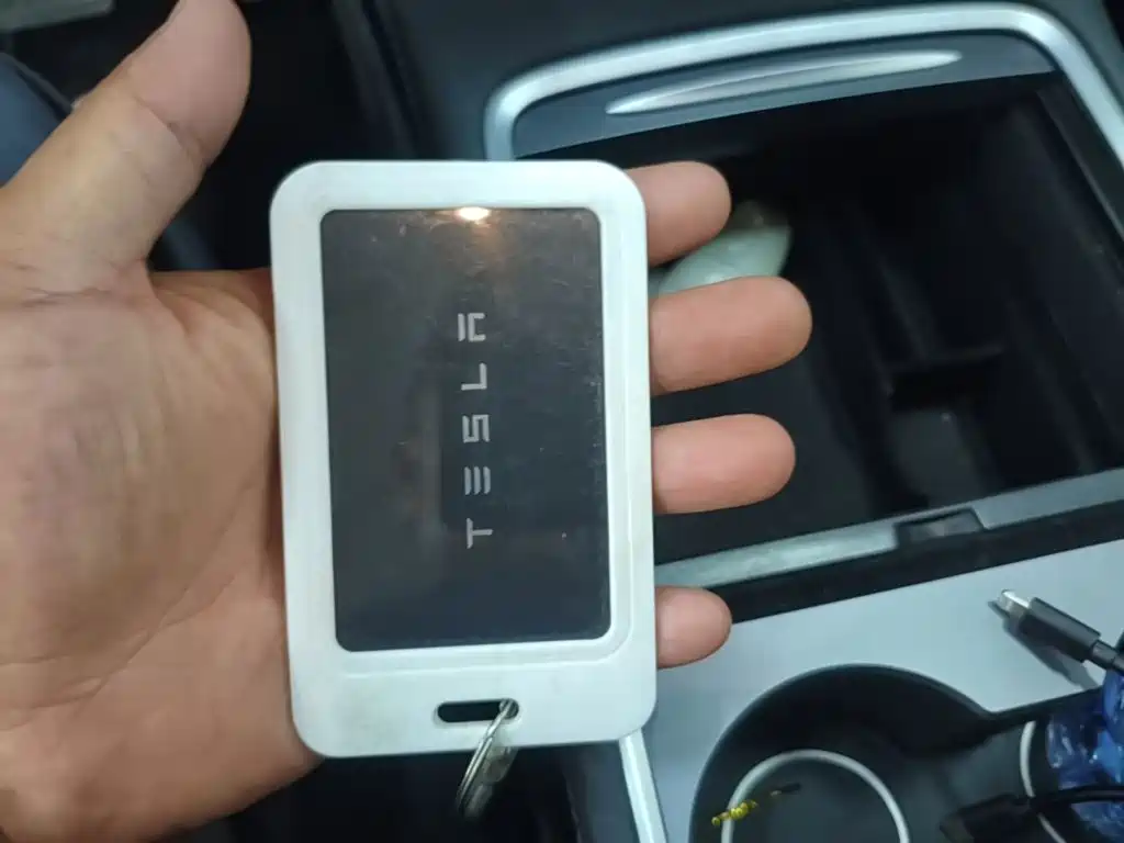 Tesla Model Y — миниатюра 9