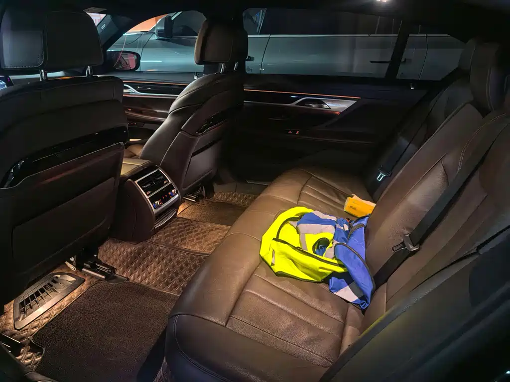 BMW 7 Series — миниатюра 5