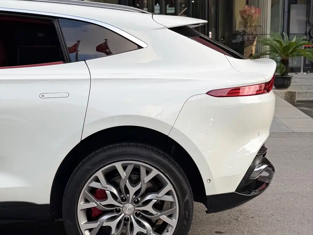 Aston Martin DBX — миниатюра 9