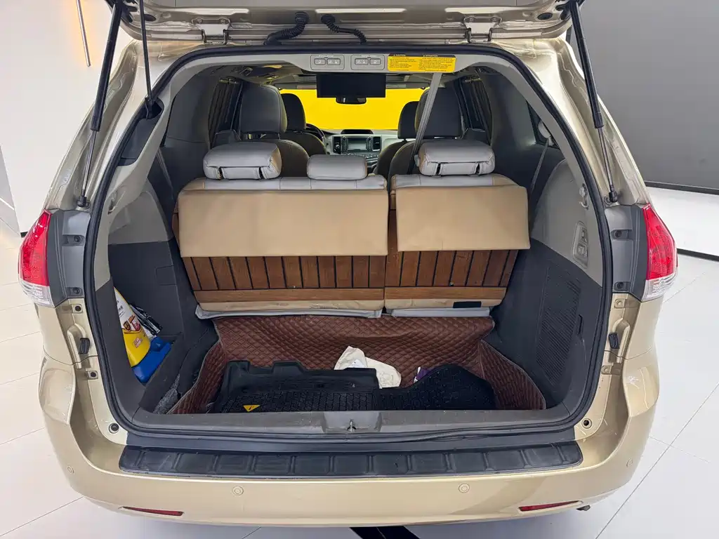 Toyota Sienna — миниатюра 27