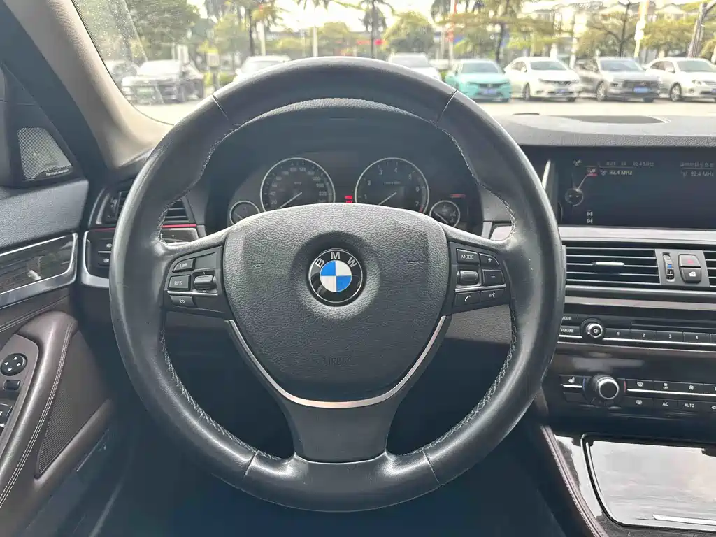BMW 5 Series — миниатюра 8