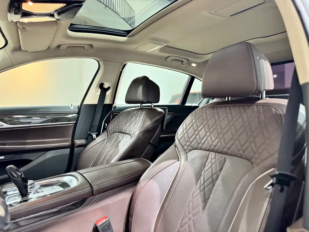 BMW 7 Series — миниатюра 17
