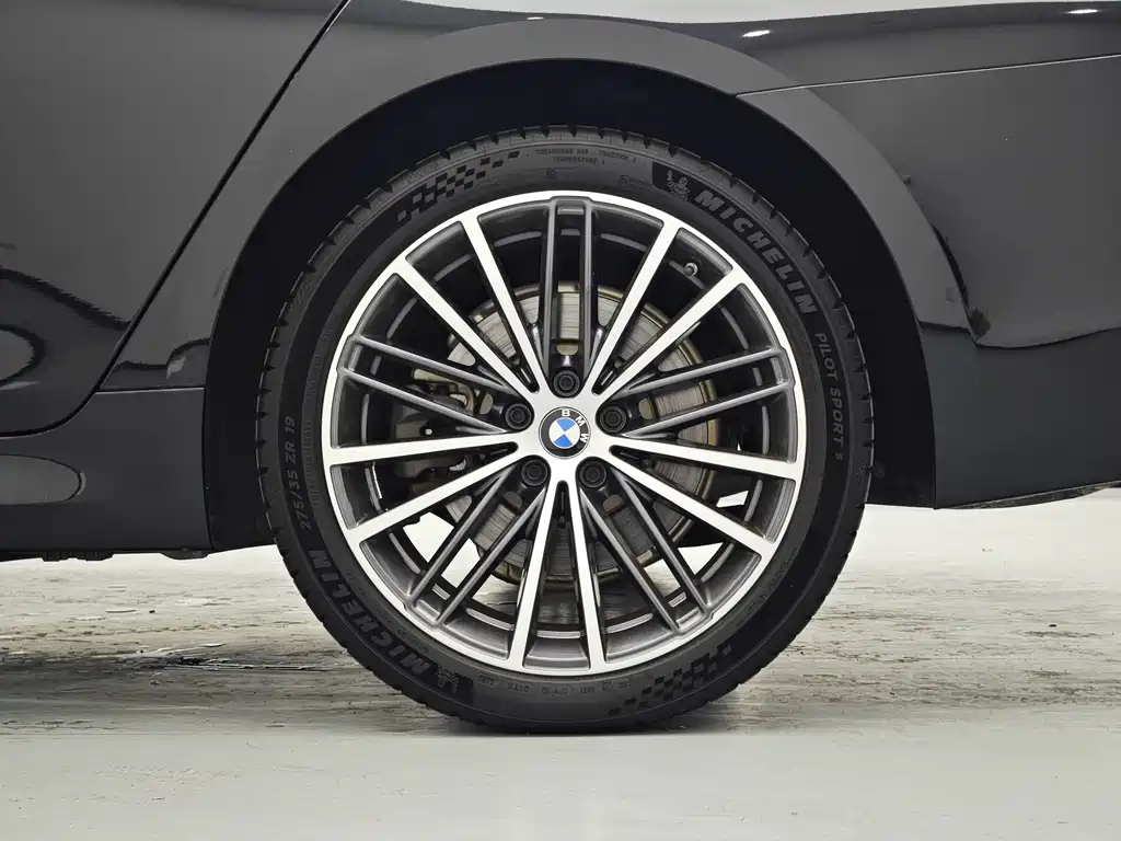 BMW 5 Series — миниатюра 14