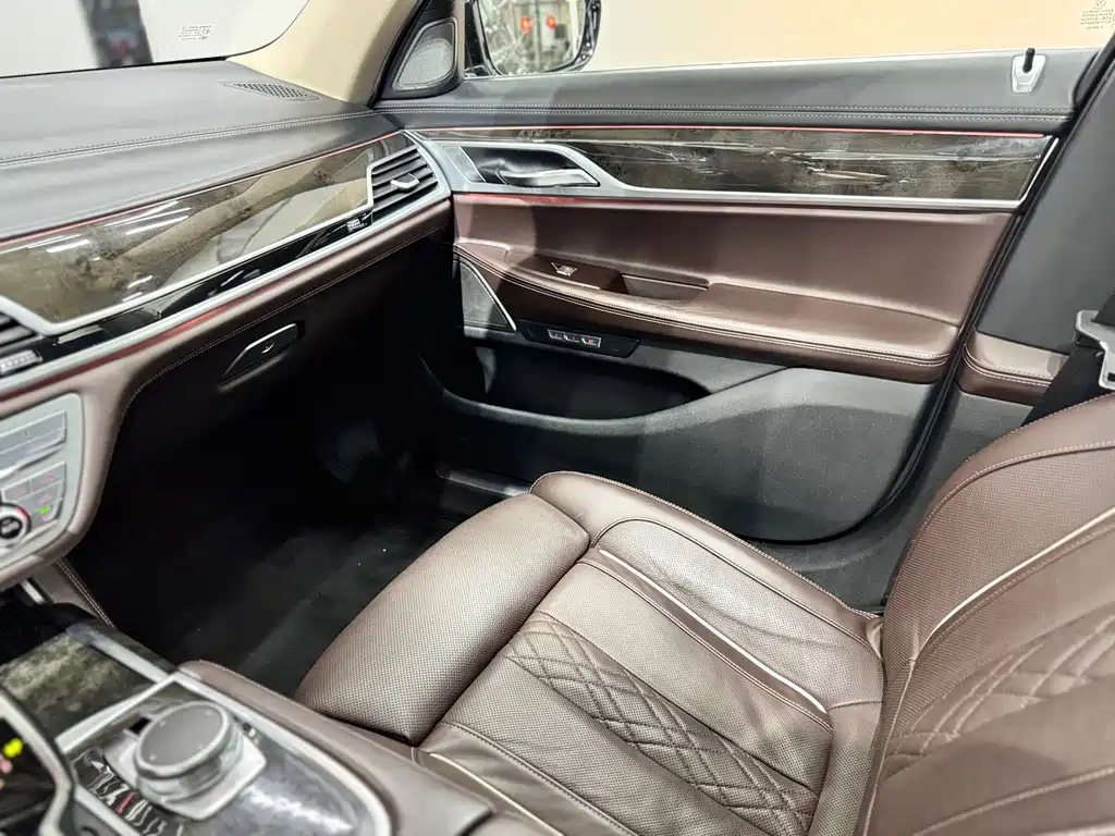 BMW 7 Series — миниатюра 16