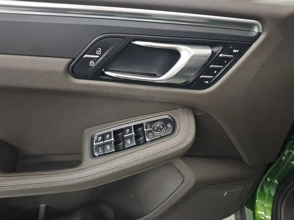 Porsche Macan — миниатюра 10