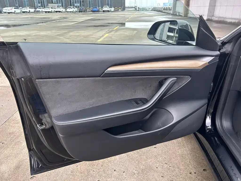Tesla Model 3 — миниатюра 10