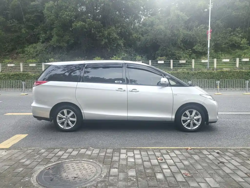 Toyota Previa — миниатюра 3