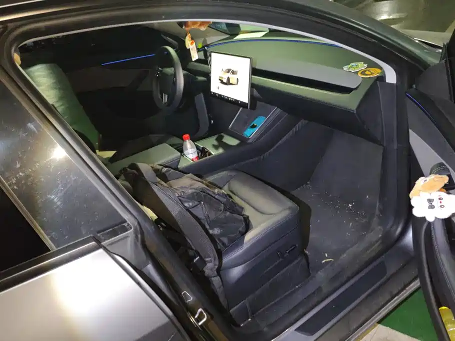 Tesla Model Y — миниатюра 8