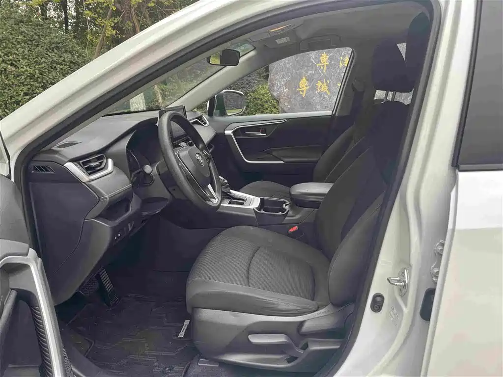 Toyota RAV4 — миниатюра 4