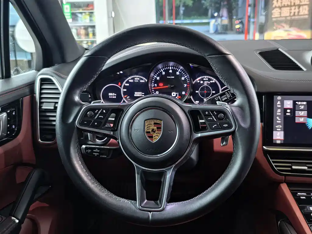 Porsche Cayenne — миниатюра 13
