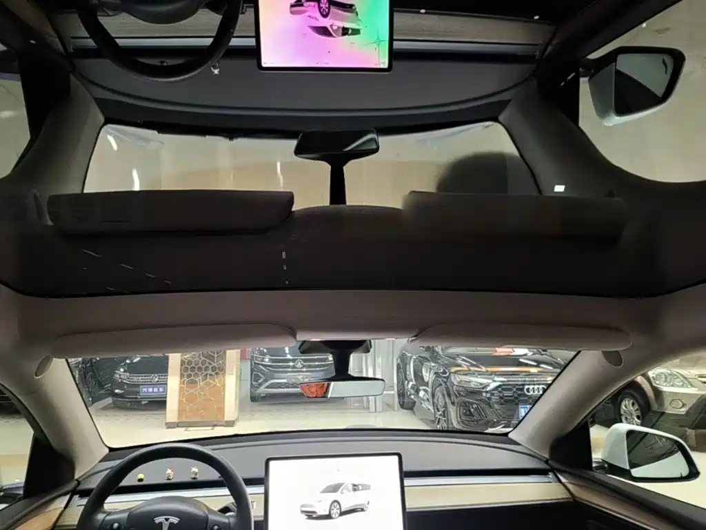 Tesla Model Y — миниатюра 18
