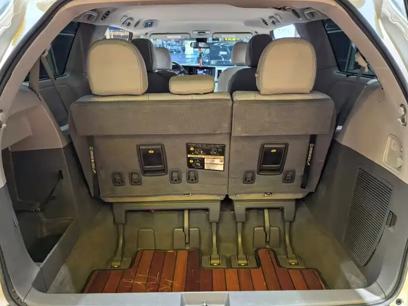 Toyota Sienna — миниатюра 14
