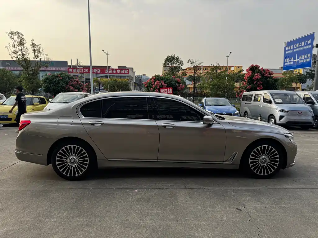 BMW 7 Series — миниатюра 4