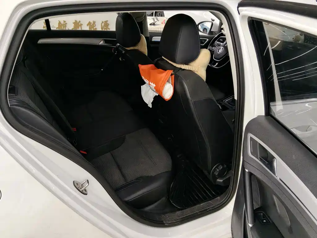 Volkswagen Golf EV — миниатюра 11
