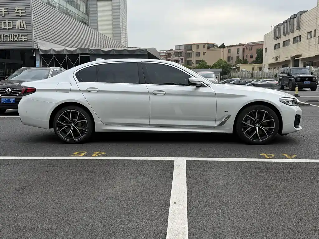 BMW 5 Series — миниатюра 4