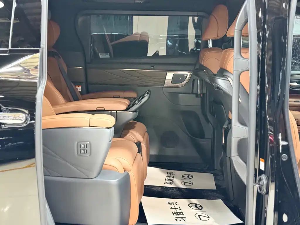 Toyota Alphard — миниатюра 12