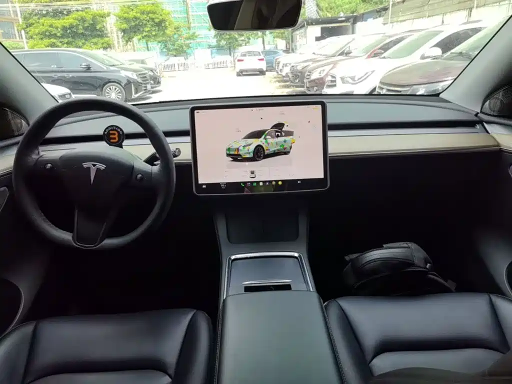 Tesla Model Y — миниатюра 10