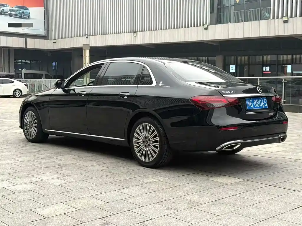 Mercedes-Benz E-Class — миниатюра 8