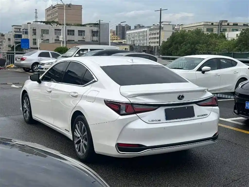 Lexus ES 2018 300h V
