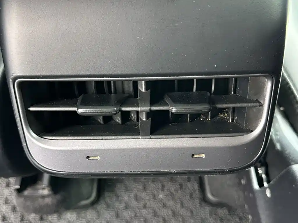 Tesla Model Y — миниатюра 9