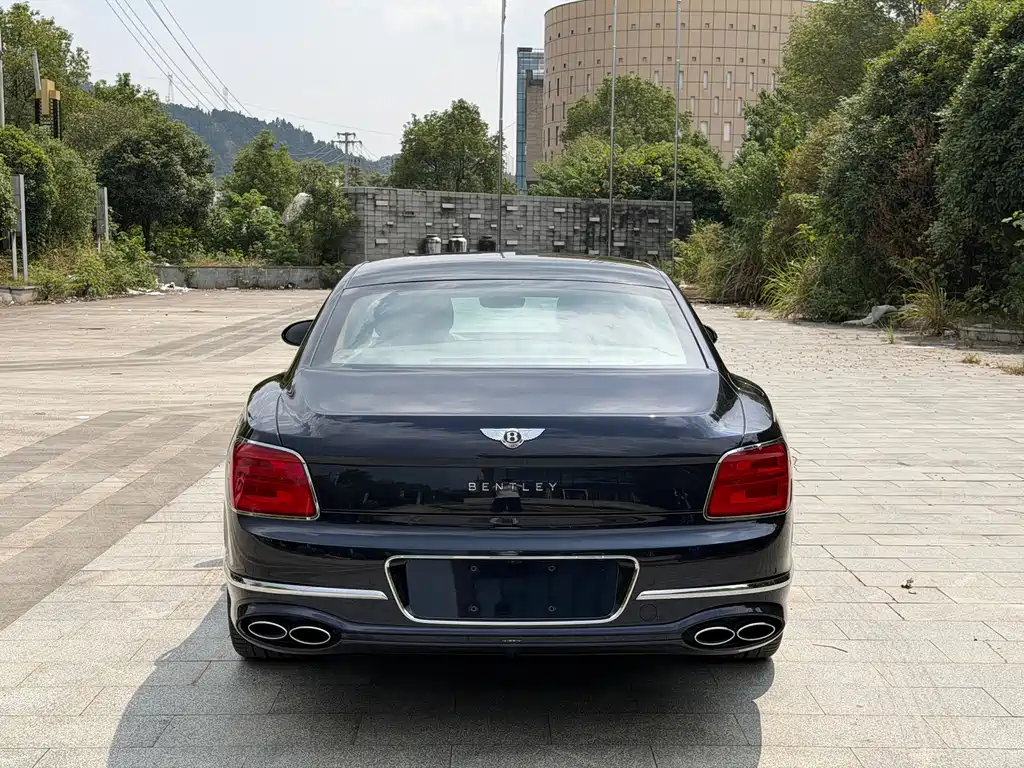 Bentley Flying Spur PHEV — миниатюра 7
