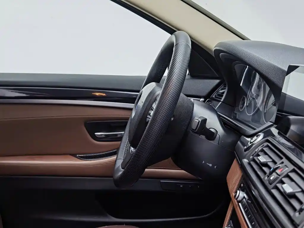 BMW 5 Series — миниатюра 22