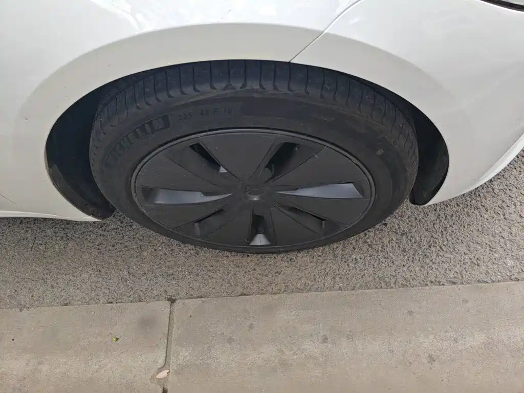 Tesla Model 3 — миниатюра 10