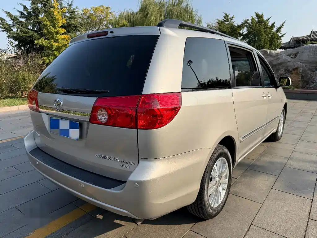 Toyota Sienna — миниатюра 6