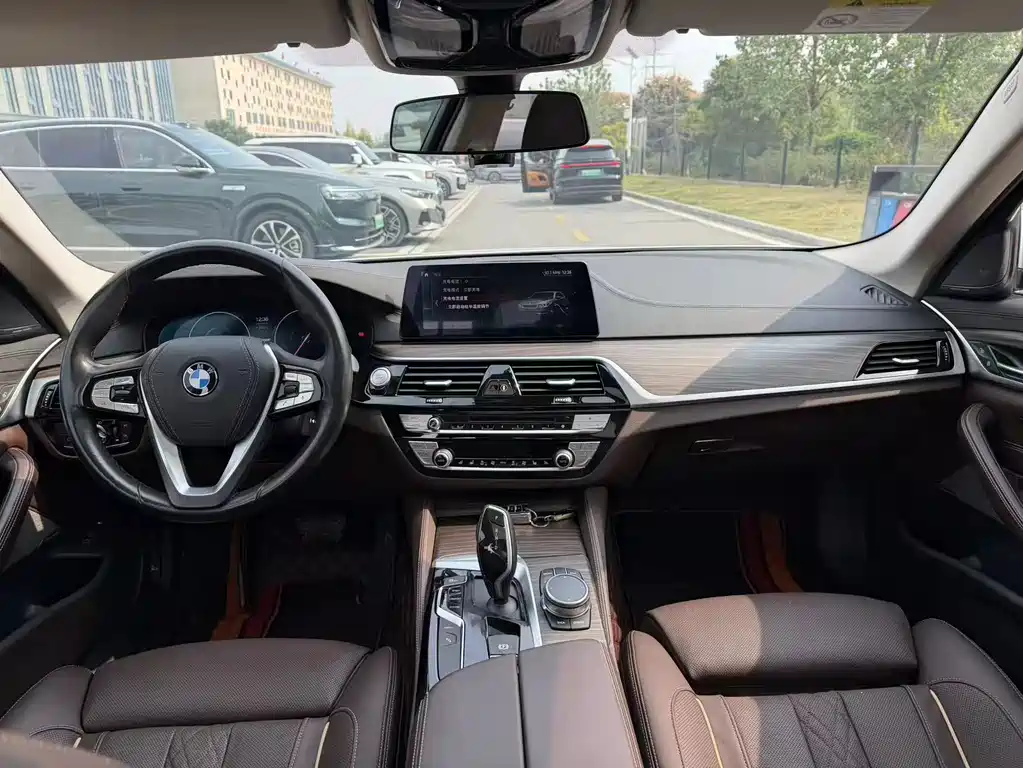 BMW 5 Series New Energy — миниатюра 10