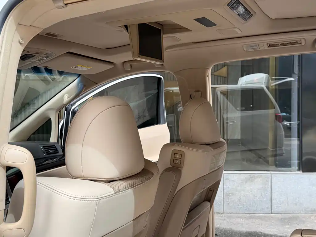 Toyota Alphard — миниатюра 16