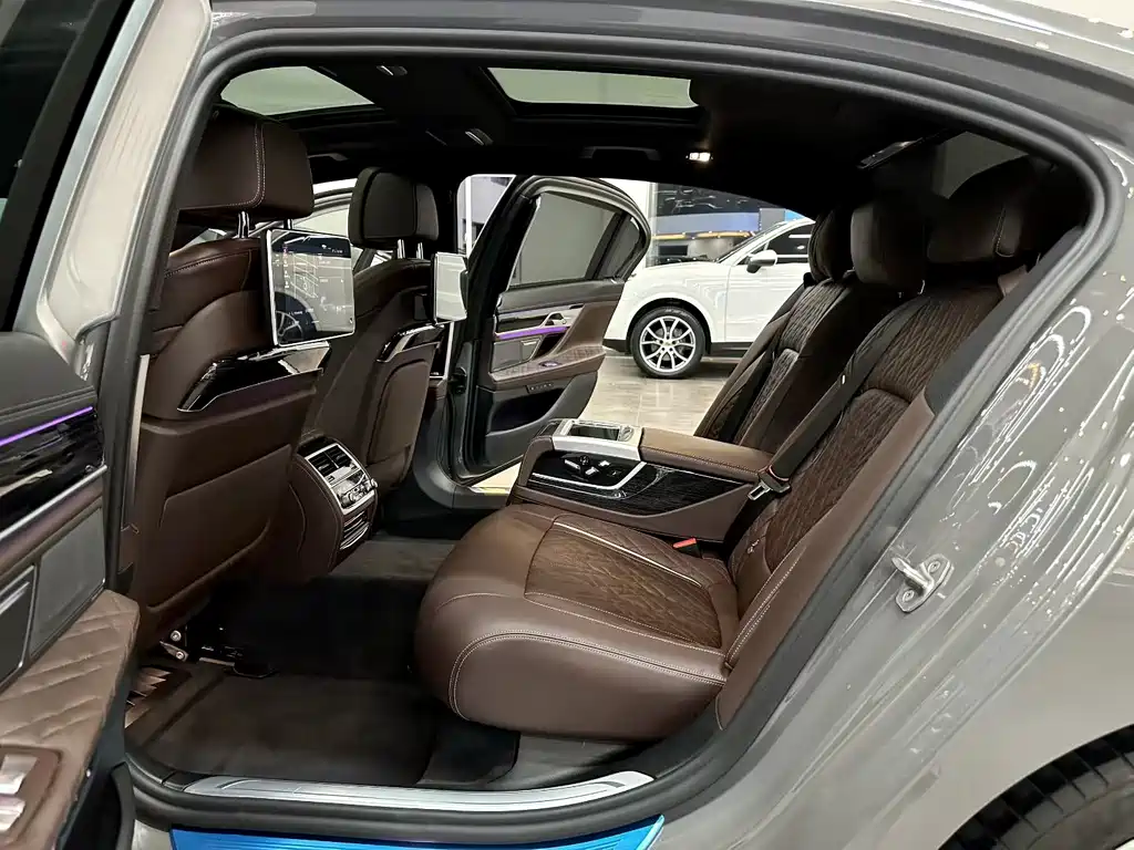 BMW 7 Series — миниатюра 8