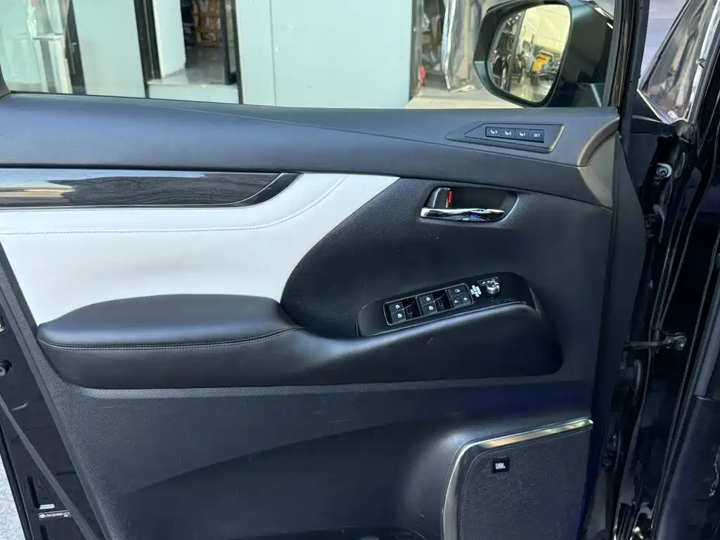 Toyota Vellfire — миниатюра 12