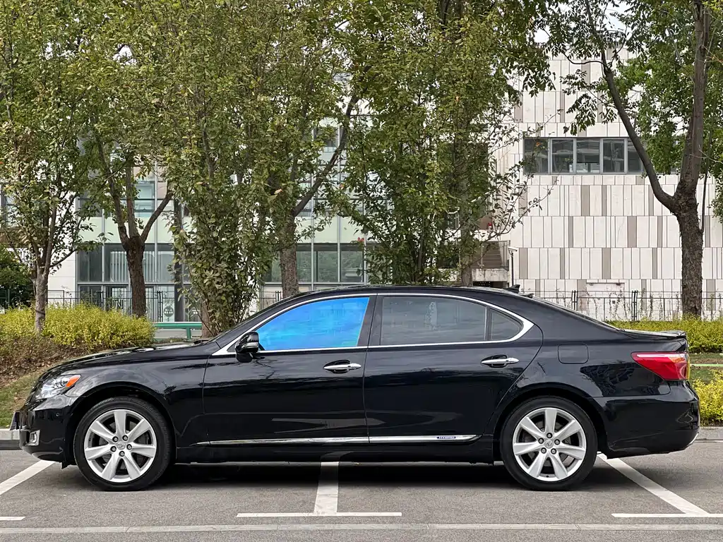 Lexus LS — миниатюра 7
