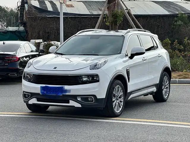 2018 Lynk & Co 01