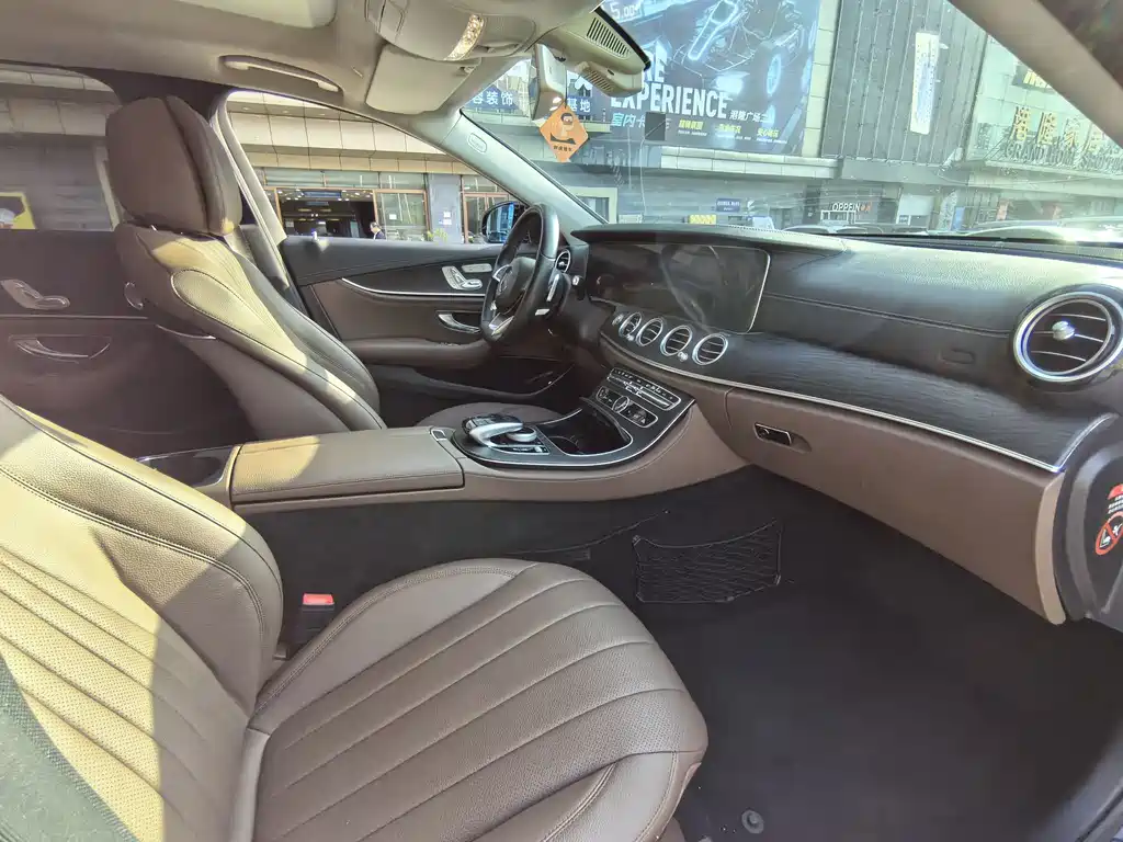 Mercedes-Benz E-Class — миниатюра 11
