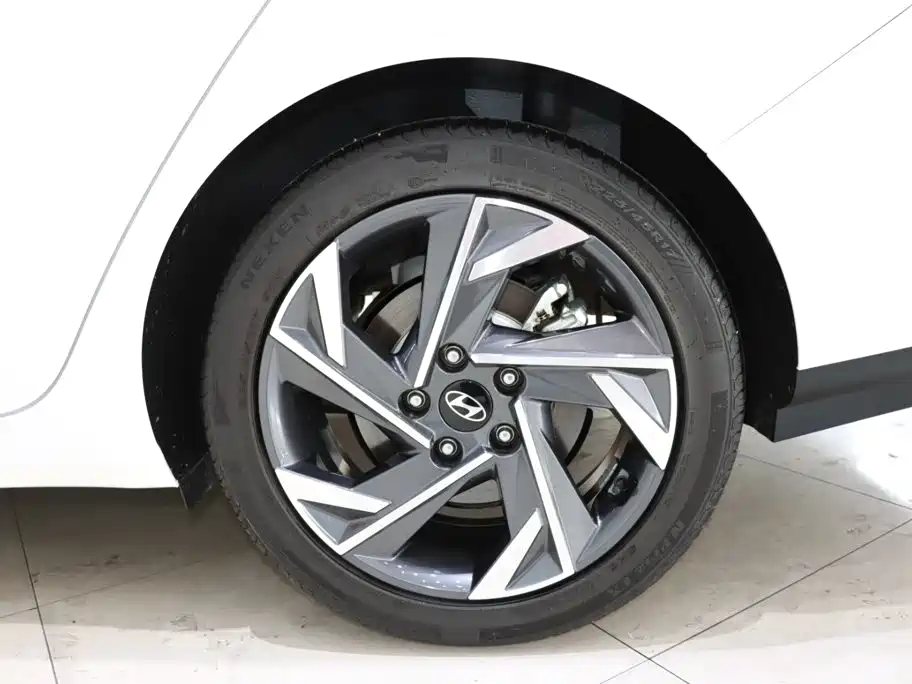 Hyundai Elantra — миниатюра 20