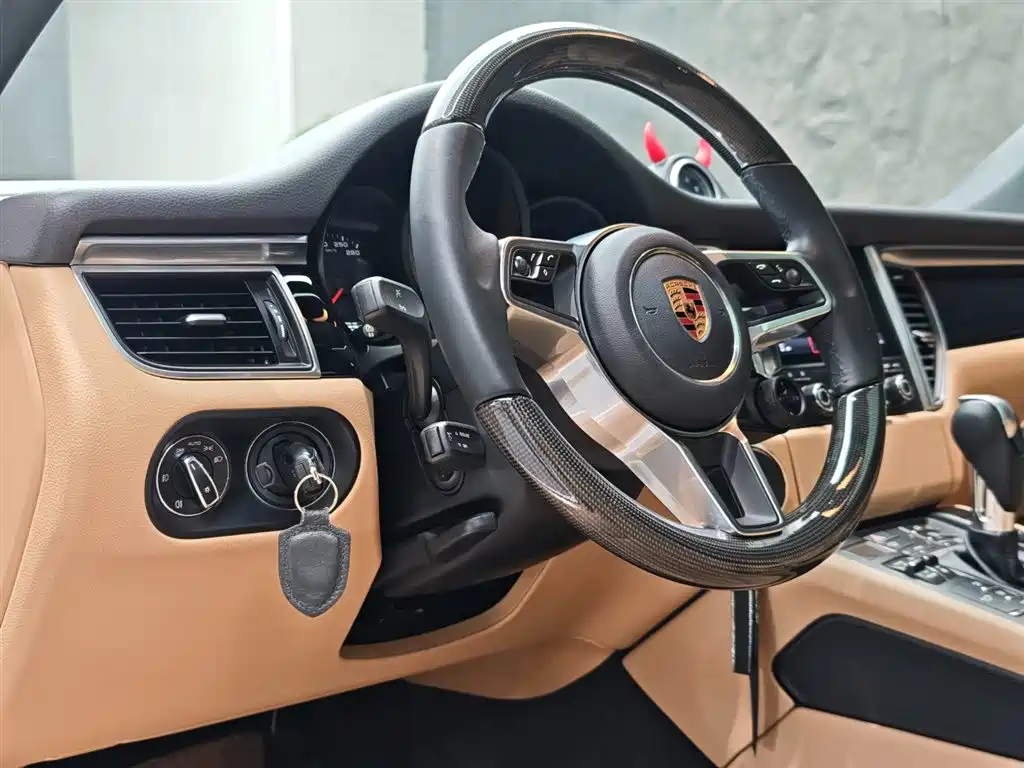 PORSCHE MACAN
