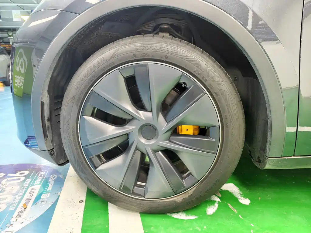 Tesla Model Y — миниатюра 3