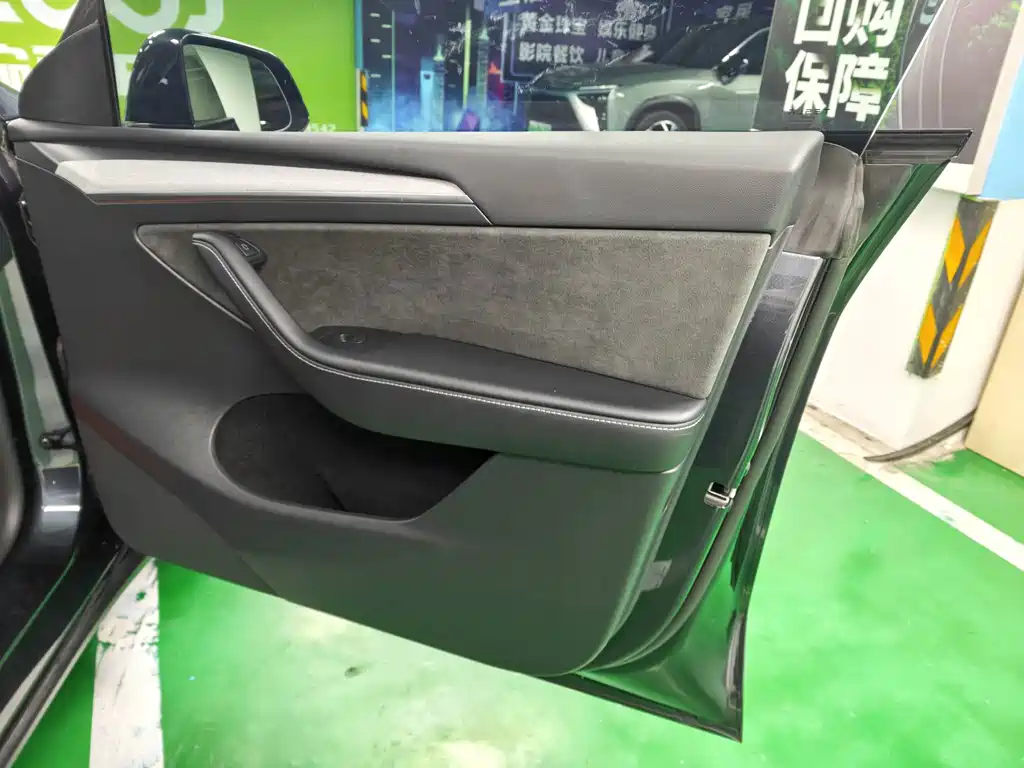 Tesla Model Y — миниатюра 7