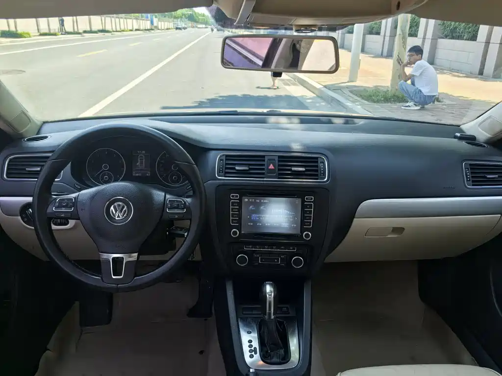Volkswagen Sagitar 2012 1.4TSI AT Luxury