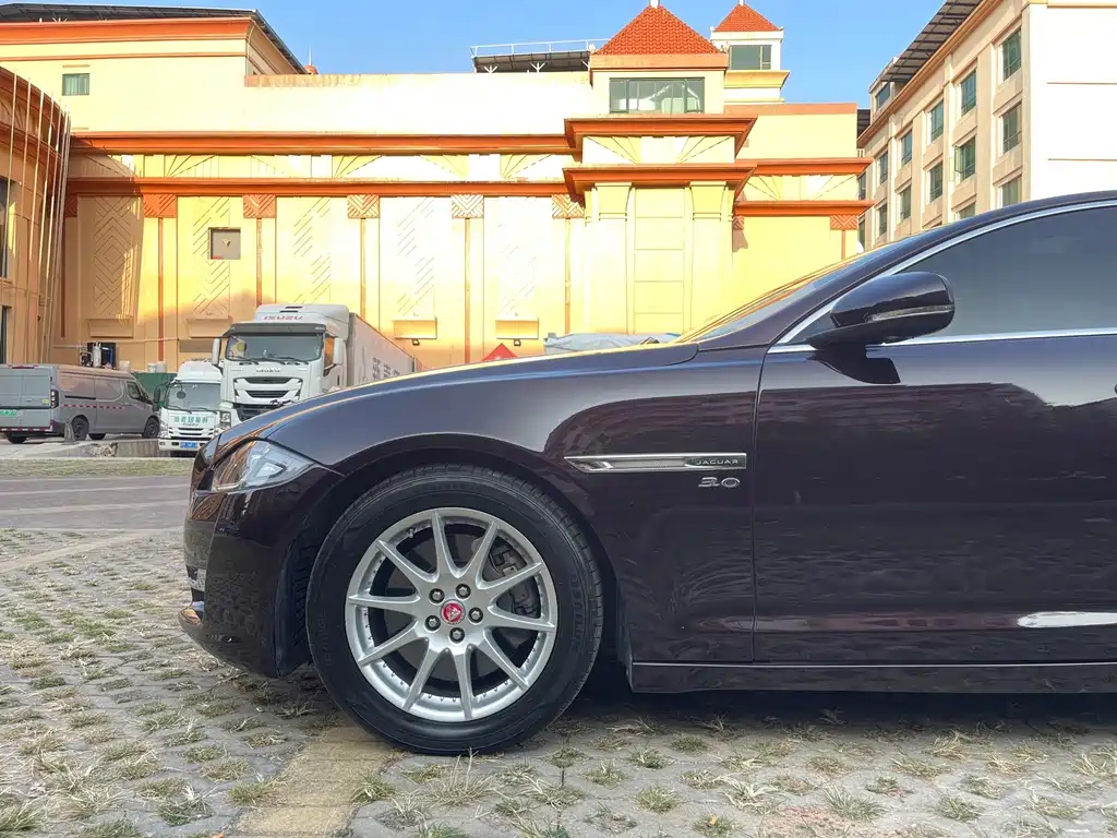 Jaguar XJ — миниатюра 8