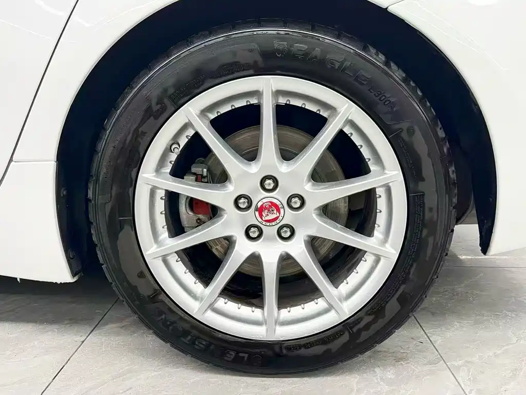 Jaguar XJ — миниатюра 22